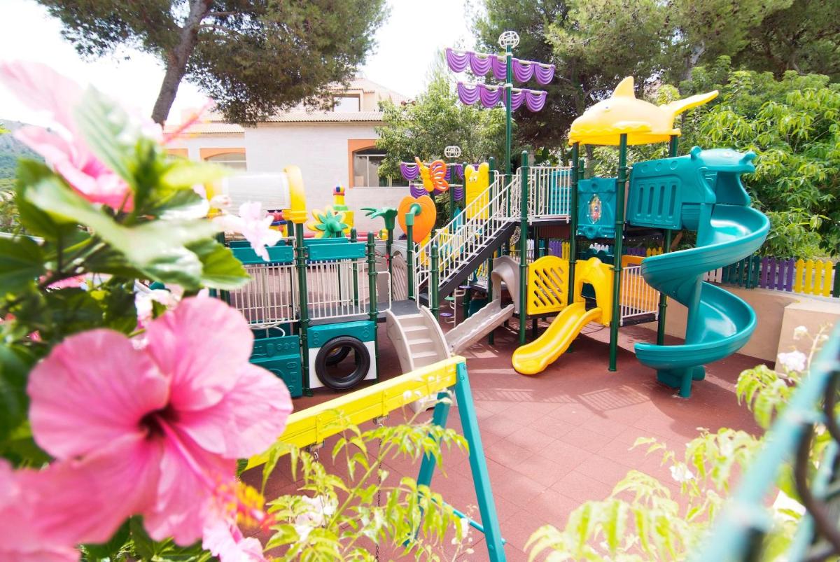 Zona de juegos infantil en Zafiro Cala Mesquida