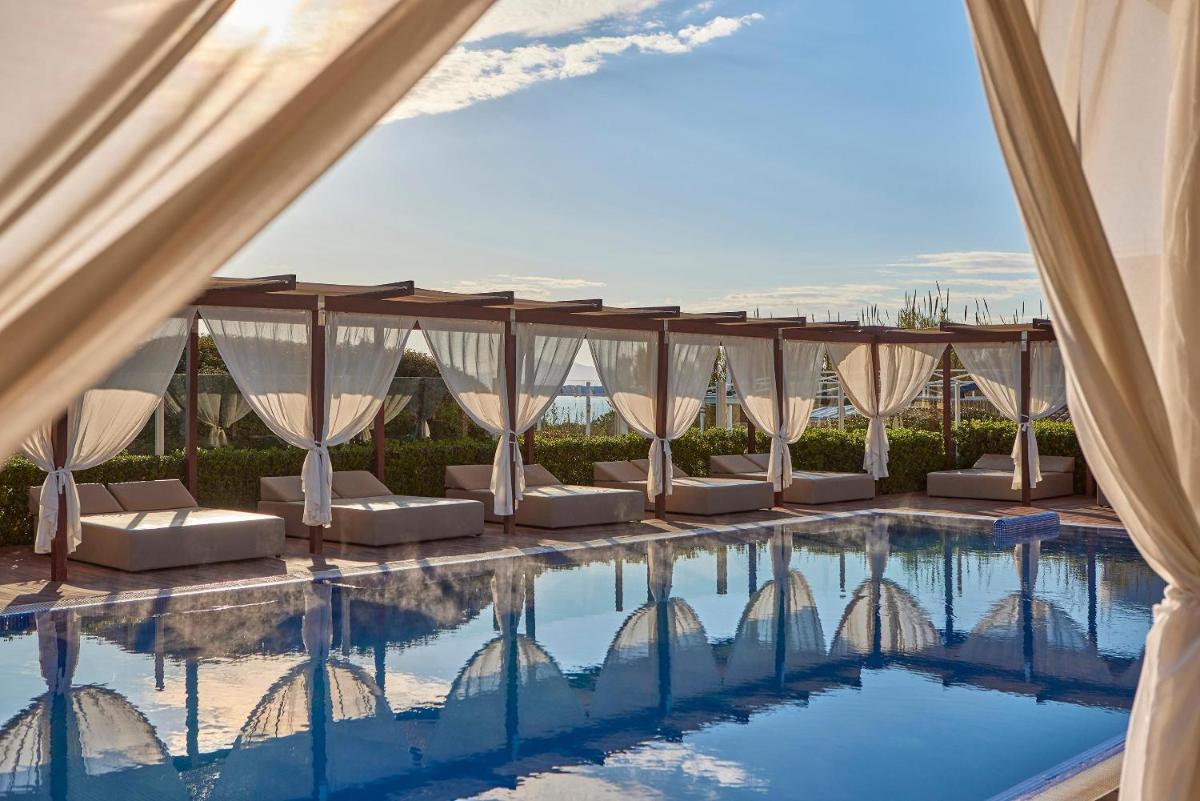 vistas a una piscina con sillas y una carpa en Zafiro Bahia, en Playa de Muro 87 fotos más