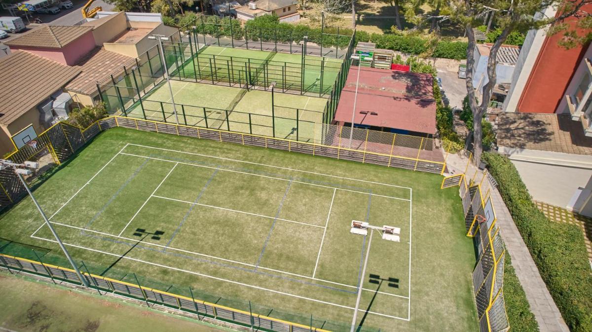 Instalaciones para jugar a tenis o squash en Zafiro Bahia o alrededores