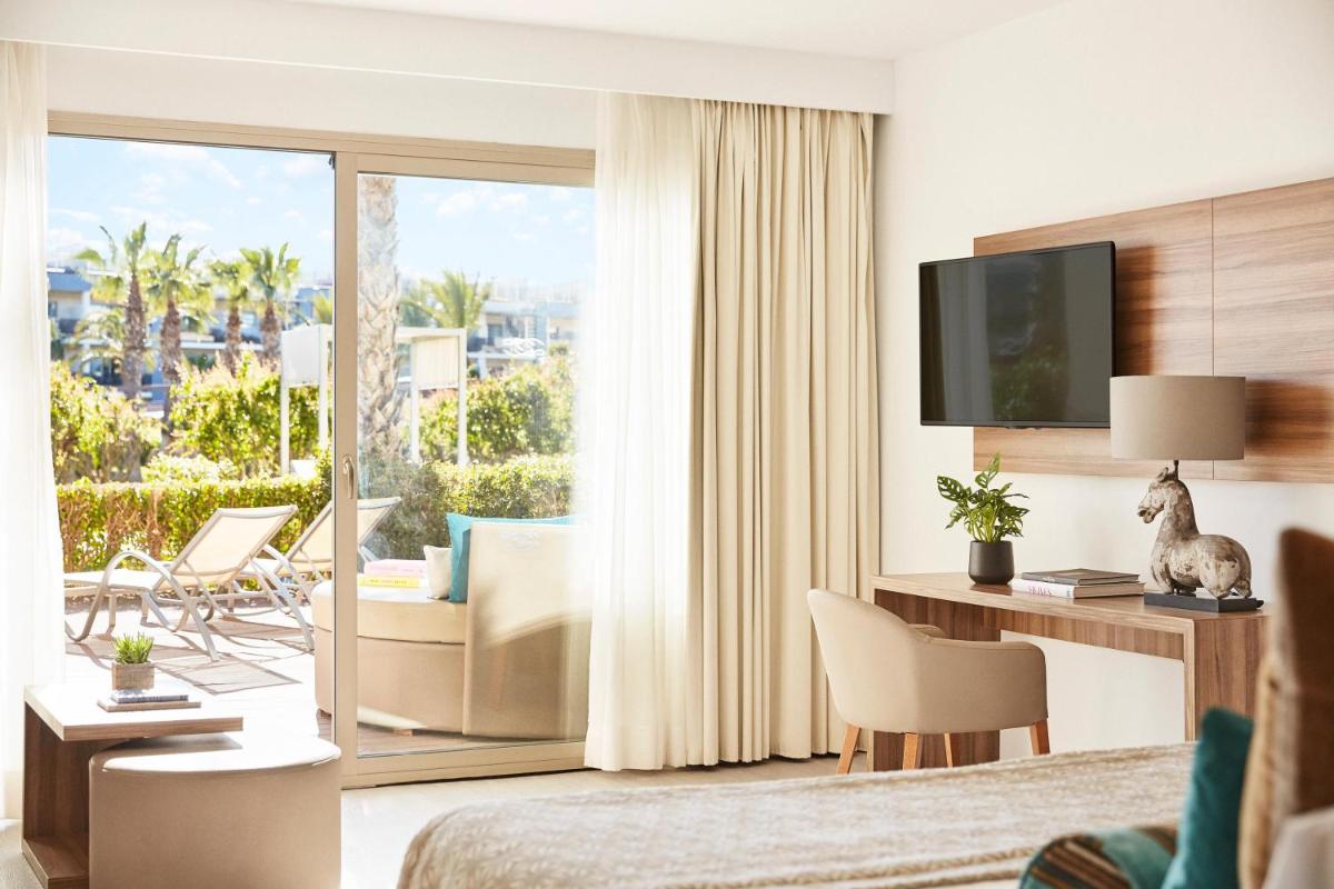 Una televisión o centro de entretenimiento en Zafiro Palace Alcudia