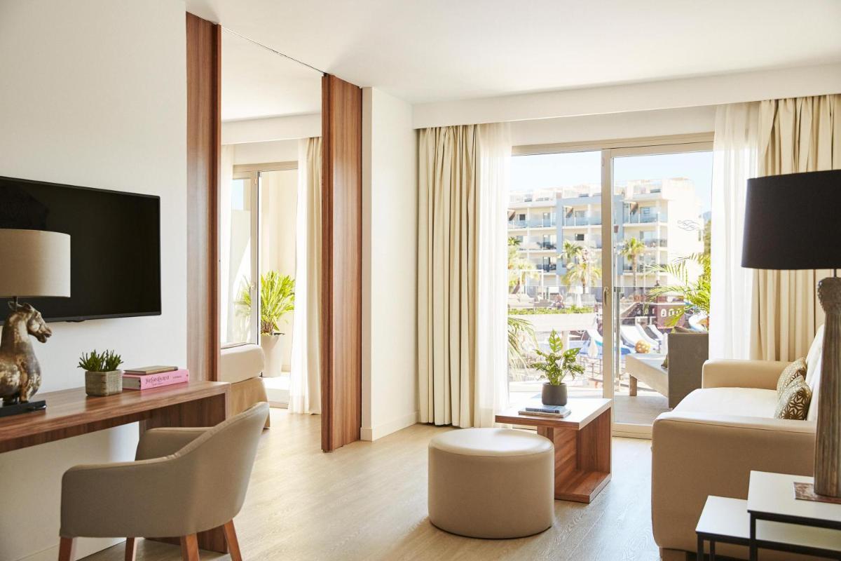 Una televisión o centro de entretenimiento en Zafiro Palace Alcudia