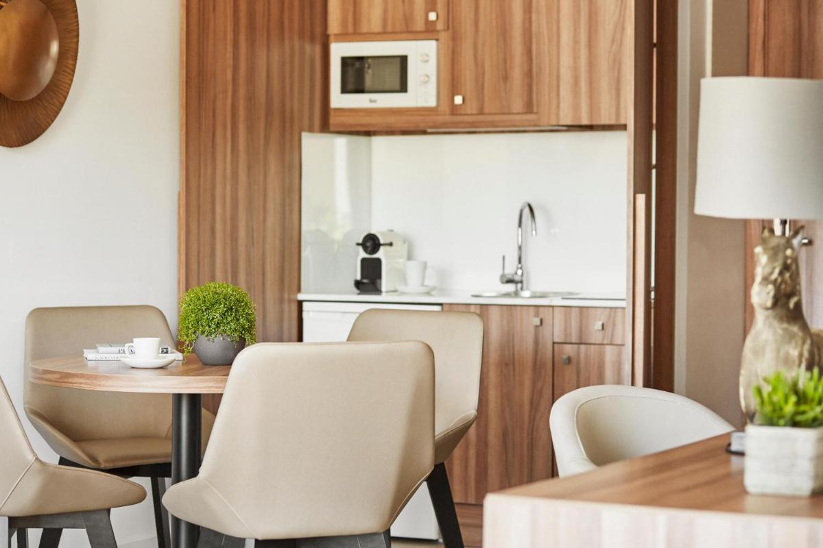Una cocina o zona de cocina en Zafiro Palace Alcudia