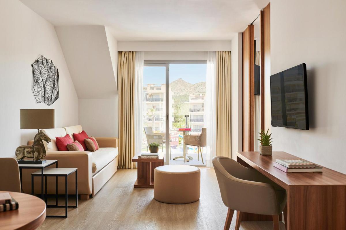 Una televisión o centro de entretenimiento en Zafiro Palace Alcudia