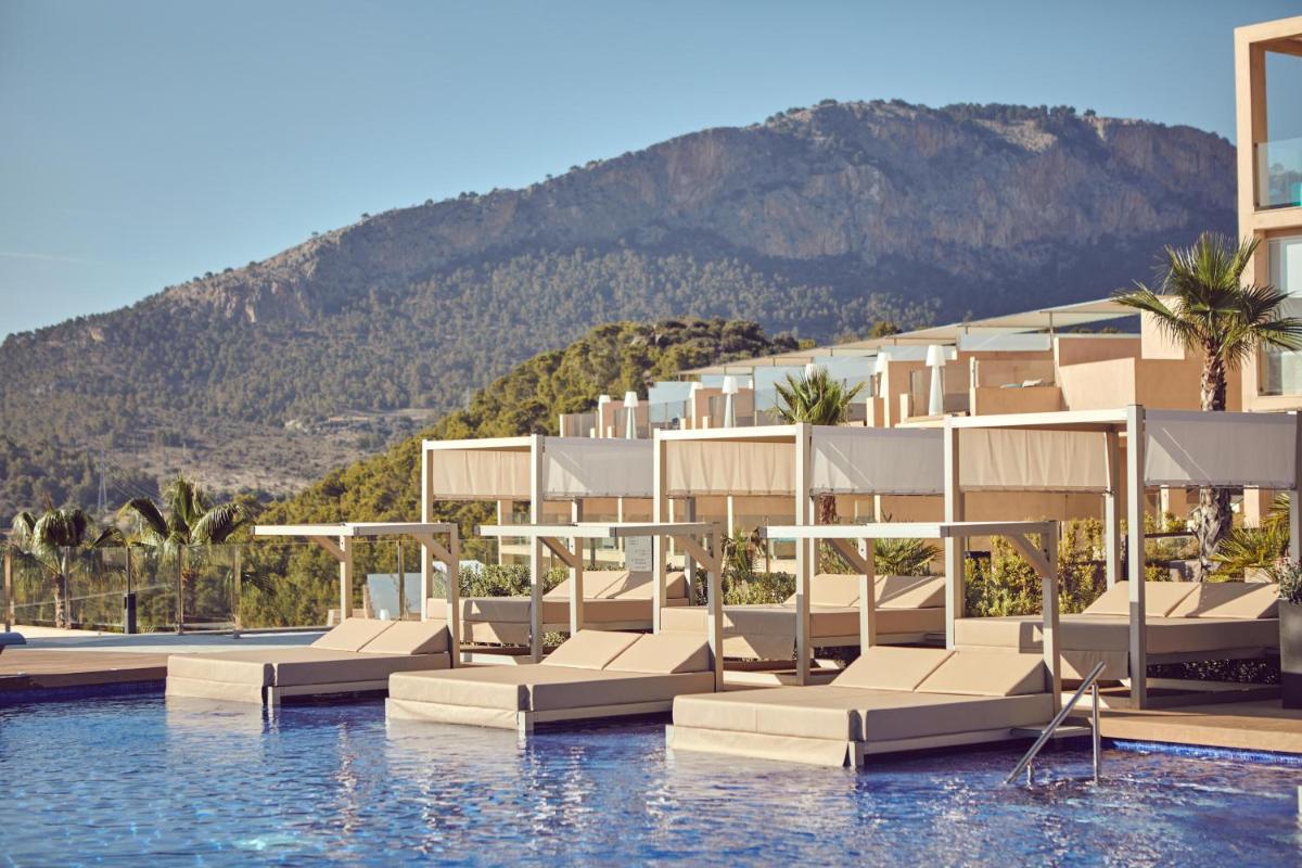 Vista del complejo con piscina en Zafiro Palace Andratx, ubicado en Camp de Mar
