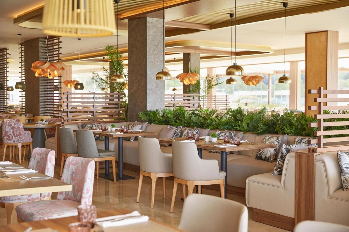 Un restaurante o sitio para comer en Zafiro Palace Andratx