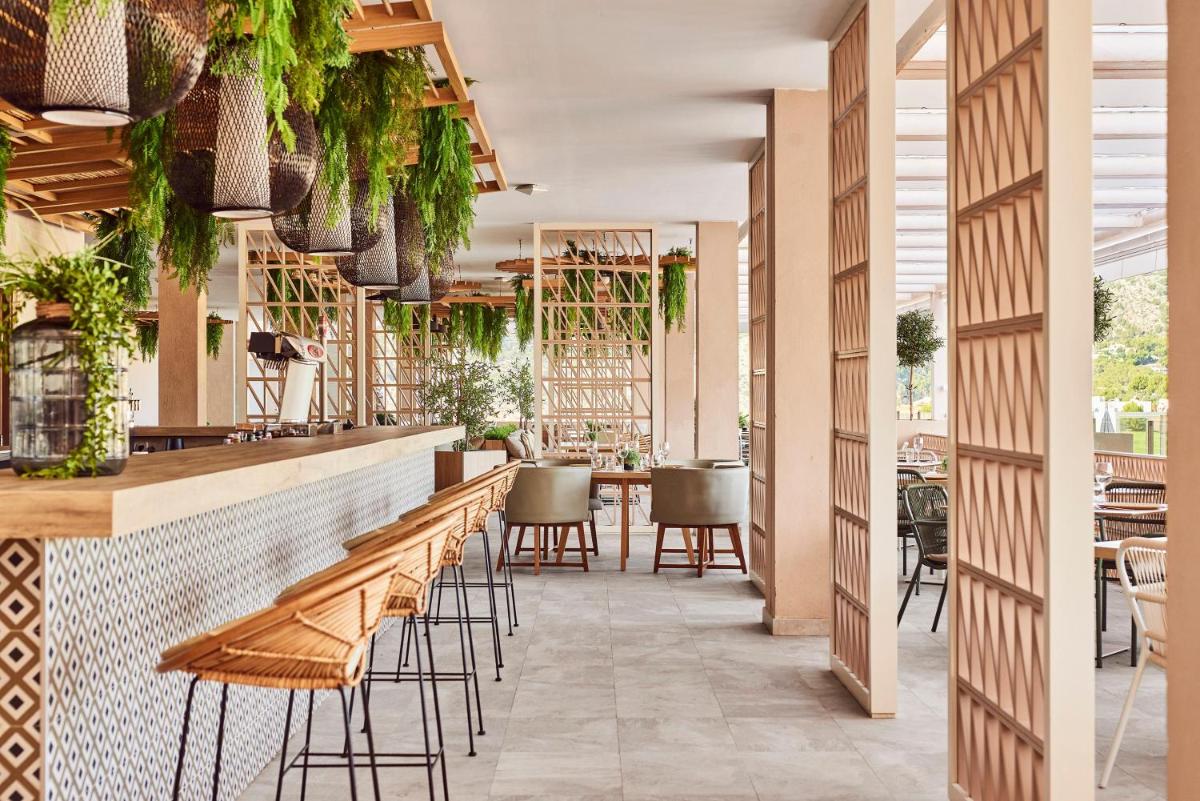 Un restaurante o sitio para comer en Zafiro Palace Andratx