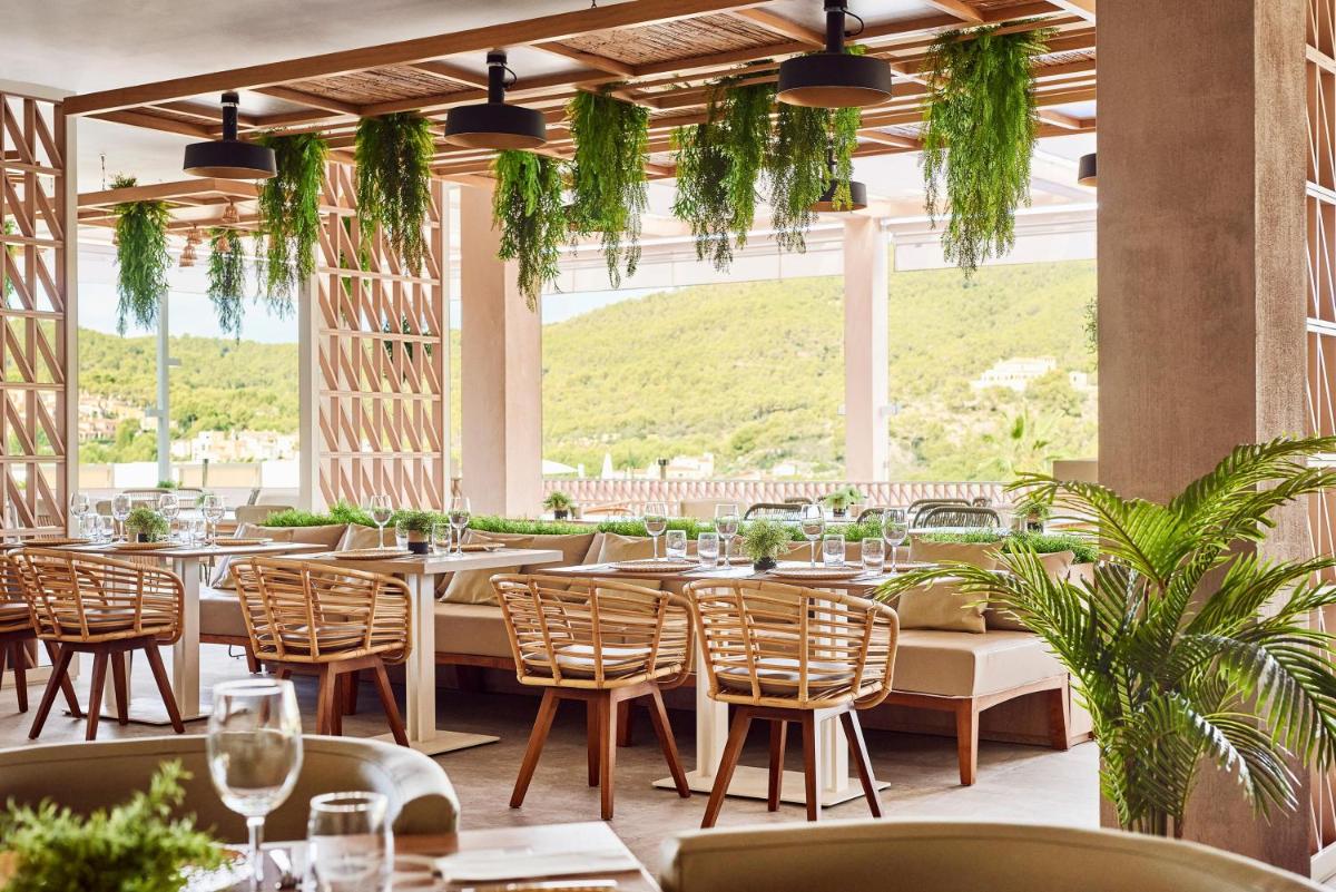 Un restaurante o sitio para comer en Zafiro Palace Andratx