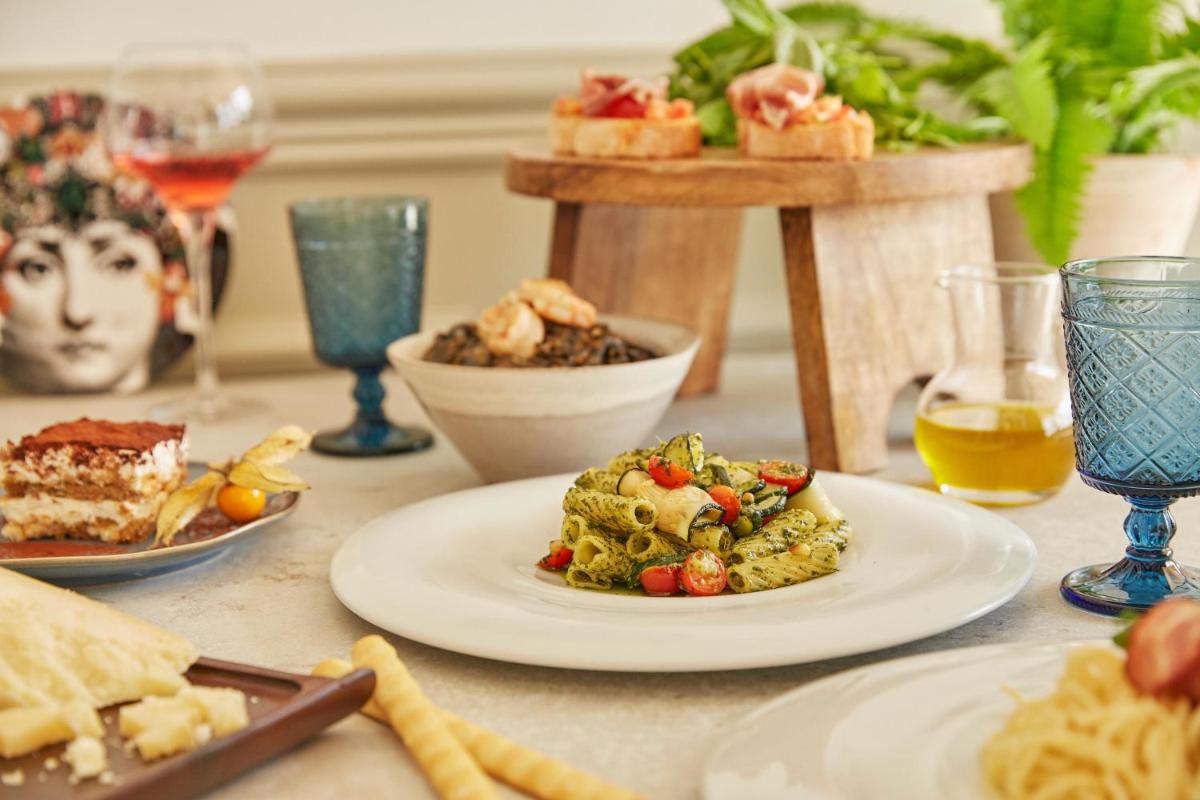 Comida en o cerca de este apartahotel