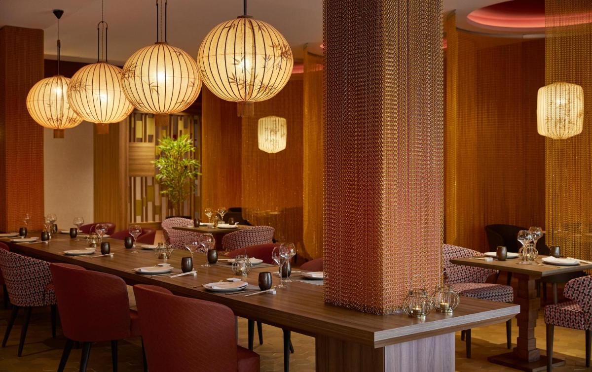 Un restaurante o sitio para comer en Zafiro Palace Andratx
