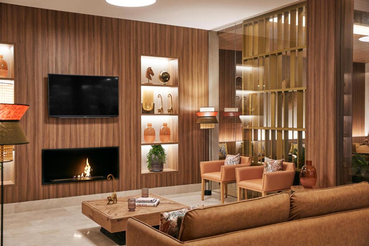 Una televisión o centro de entretenimiento en Zafiro Palace Andratx