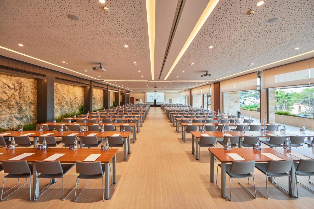 Un restaurante o sitio para comer en Zafiro Palace Andratx