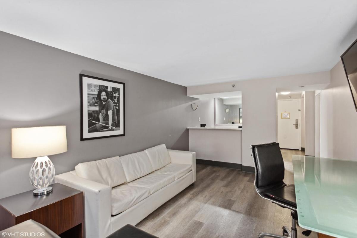 Comfort Inn & Suites Baltimore Inner Harbor - Housity