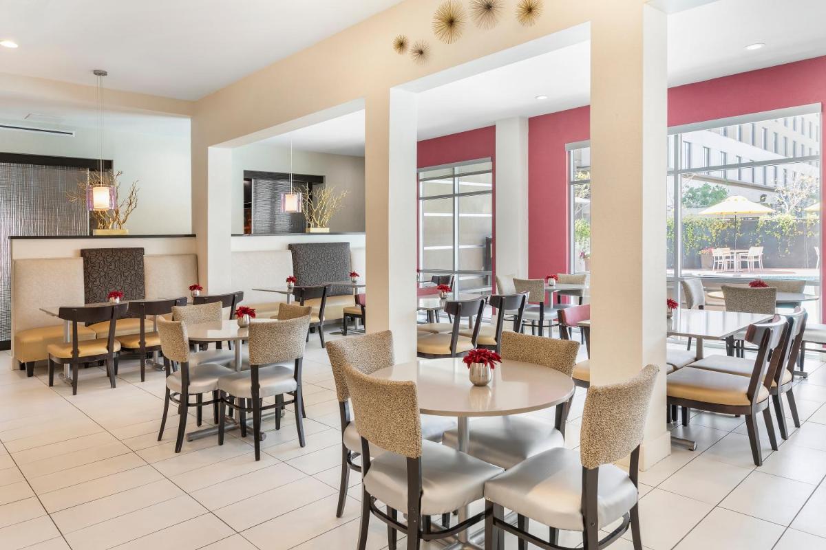 Holiday Inn Express & Suites Anaheim Resort Area by IHG - Housity