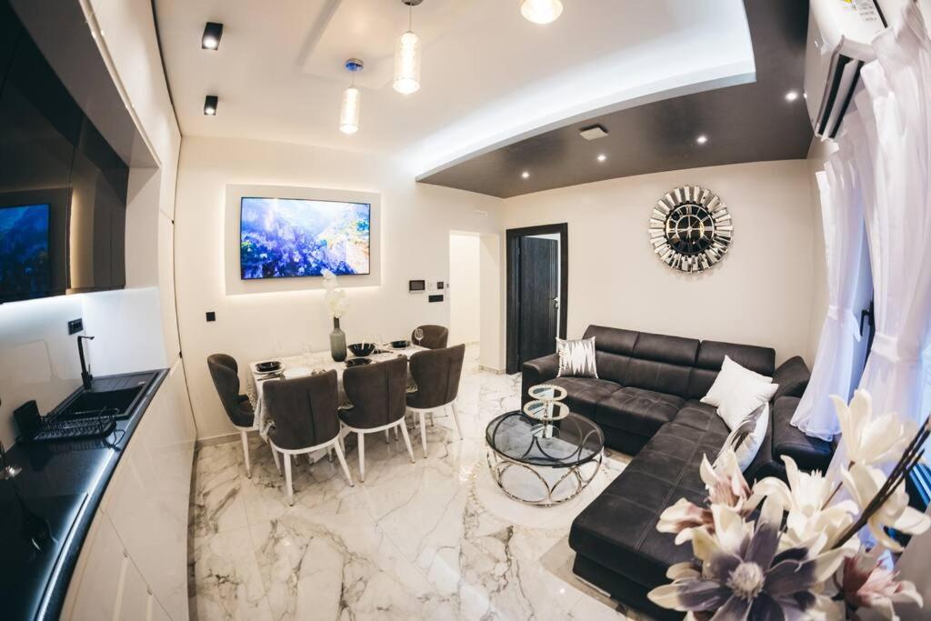 Luxury Apartment & Rooms - Housity