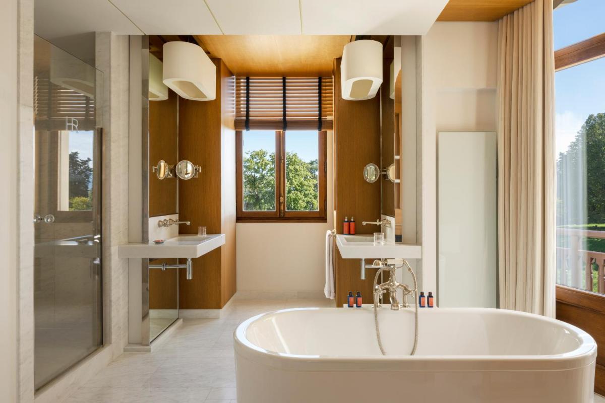 Salle de bains dans l'établissement Hôtel Royal