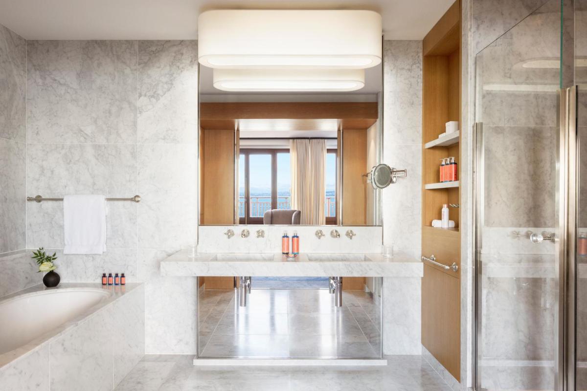 Salle de bains dans l'établissement Hôtel Royal