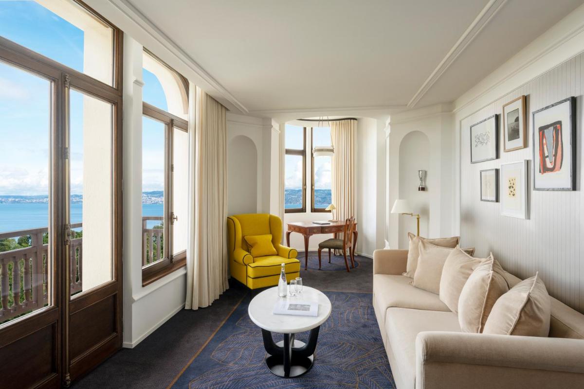 Coin salon dans l'établissement Hôtel Royal