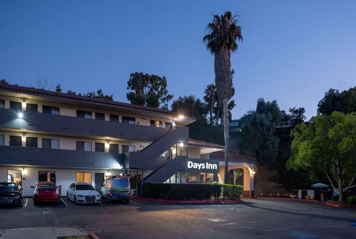 Days Inn by Wyndham Encinitas Moonlight Beach - Housity