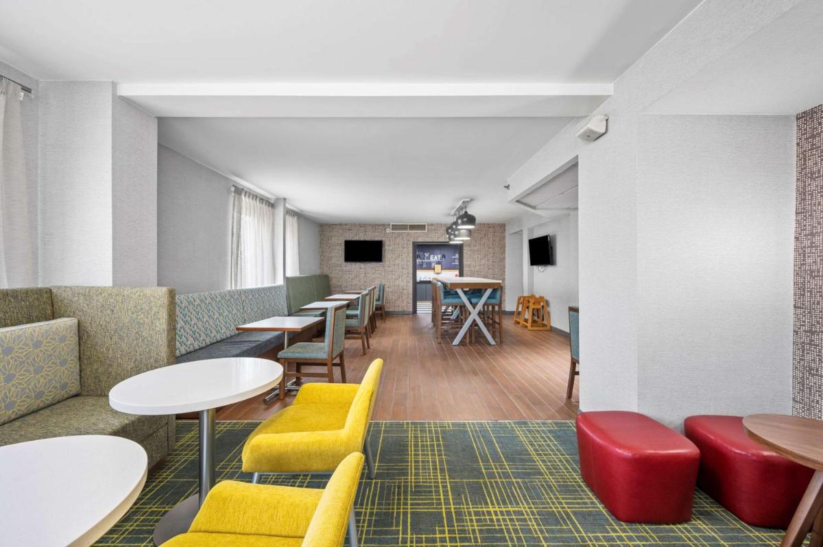 Hampton Inn Cleveland-Westlake - Housity