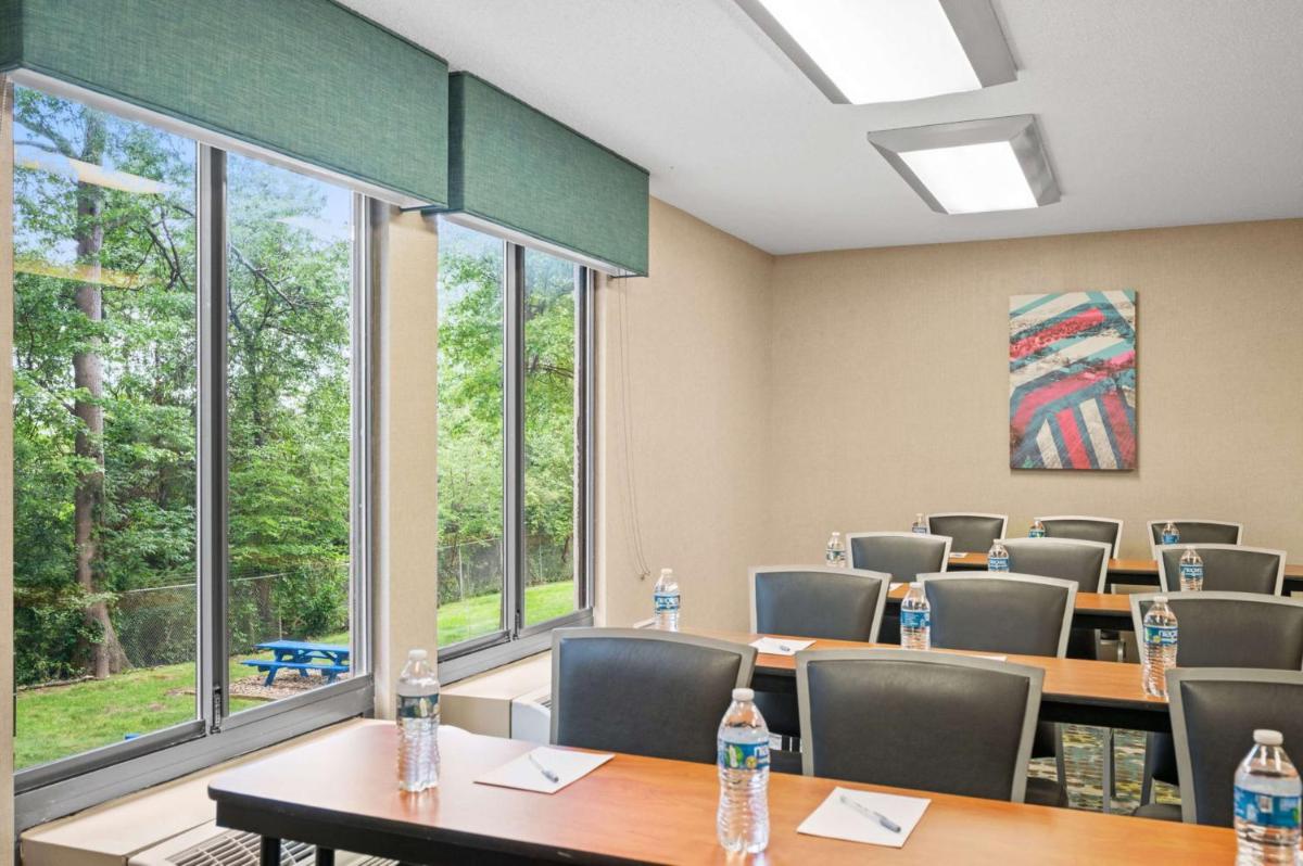 Hampton Inn Cleveland-Westlake - Housity
