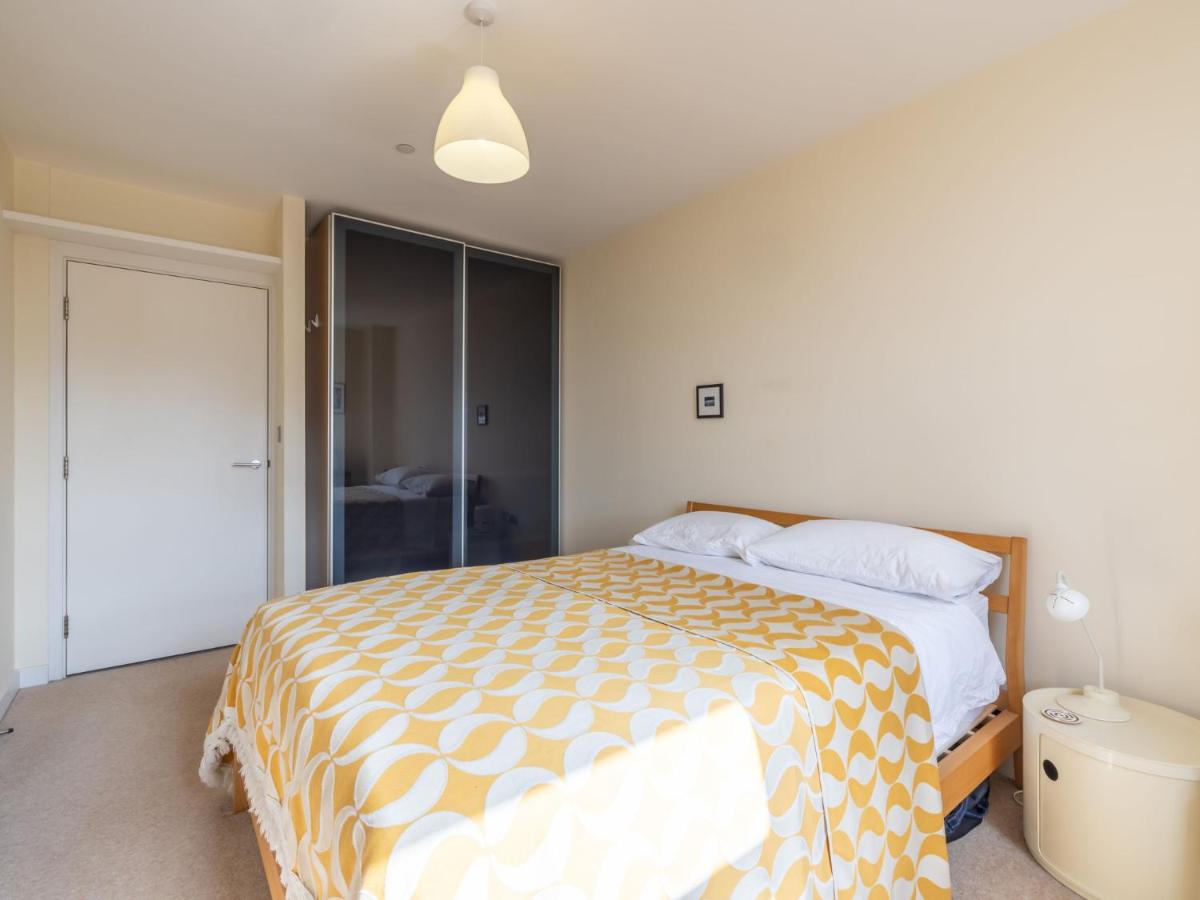 Central Location Flat near Old St and Dalston Overlooking Rosemary Park and Regents Canal - Pass the Keys - Housity