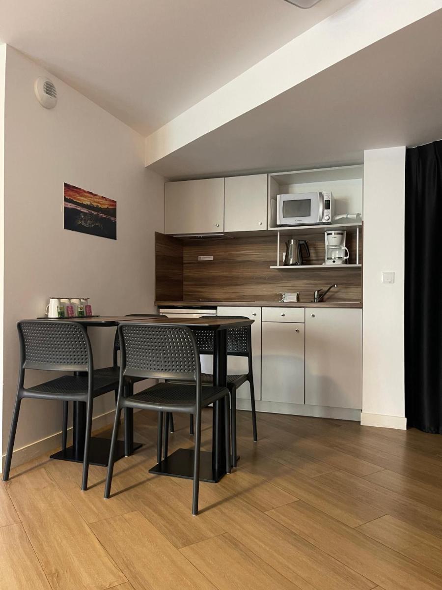 Cuisine ou kitchenette dans l'établissement ATHOME RESIDENCE ET SPA