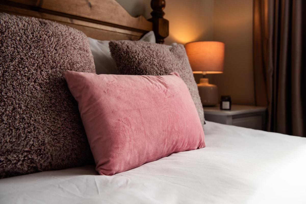 Stag Manor Hot Tub Retreat near Peak District - Housity