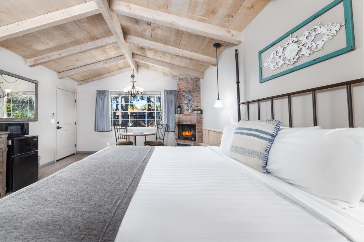 Sky Ranch Lodge - Housity