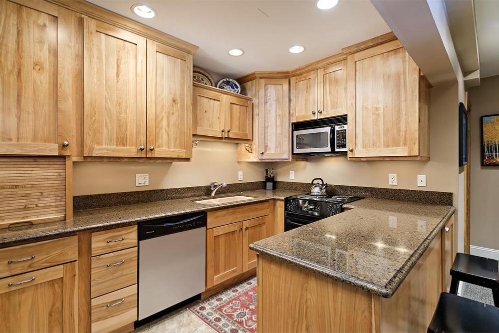 Fasching Haus Unit 180, Cozy, Deluxe Condo with Private Deck, 2 Blocks from Downtown - Housity