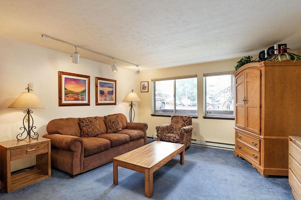 Silverglo Condominiums 104, Budget-Friendly Studio Close to Downtown, Full Kitchen, New Bathroom - Housity