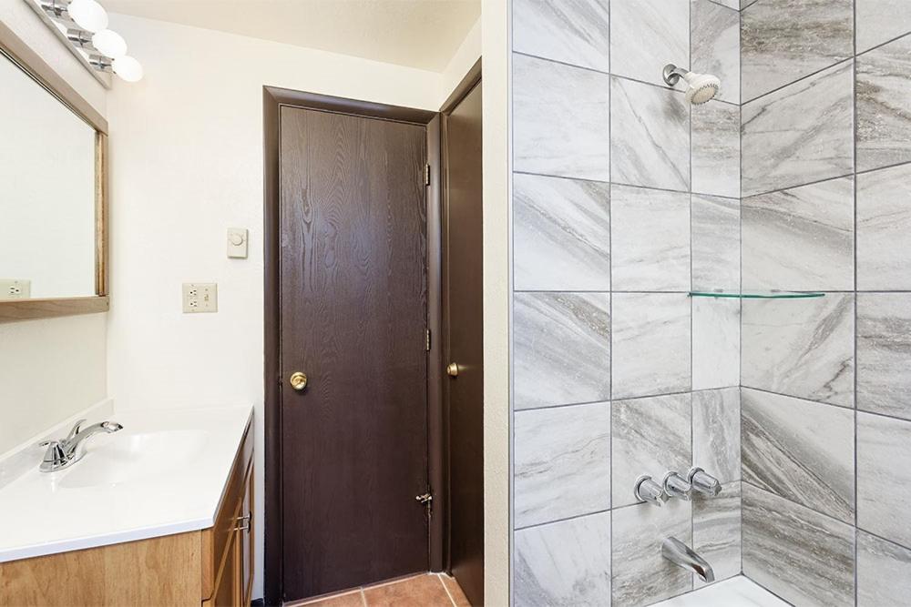 Silverglo Condominiums 104, Budget-Friendly Studio Close to Downtown, Full Kitchen, New Bathroom - Housity