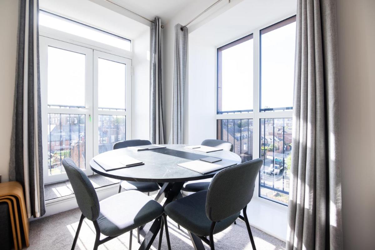 Entire 1 Bed - No. 45 - Free Parking - The Cosy Collection Ltd - Housity