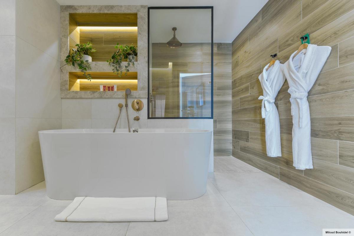 Salle de bains dans l'établissement GOLDEN TULIP LYON OUEST TECHLID Hotel & Spa