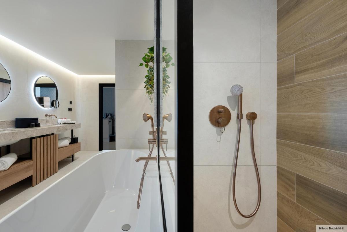 Salle de bains dans l'établissement GOLDEN TULIP LYON OUEST TECHLID Hotel & Spa