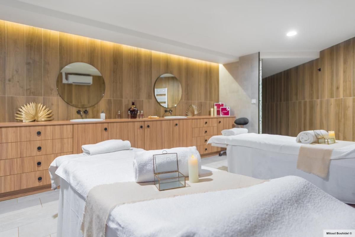 Un ou plusieurs lits dans un hébergement de l'établissement GOLDEN TULIP LYON OUEST TECHLID Hotel & Spa