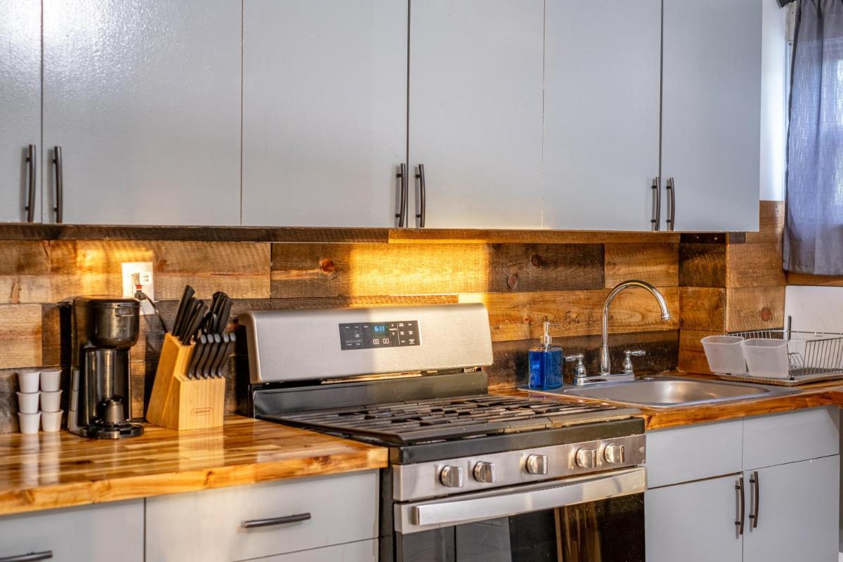 Catskill's Cozy Farmhouse Getaway - Housity