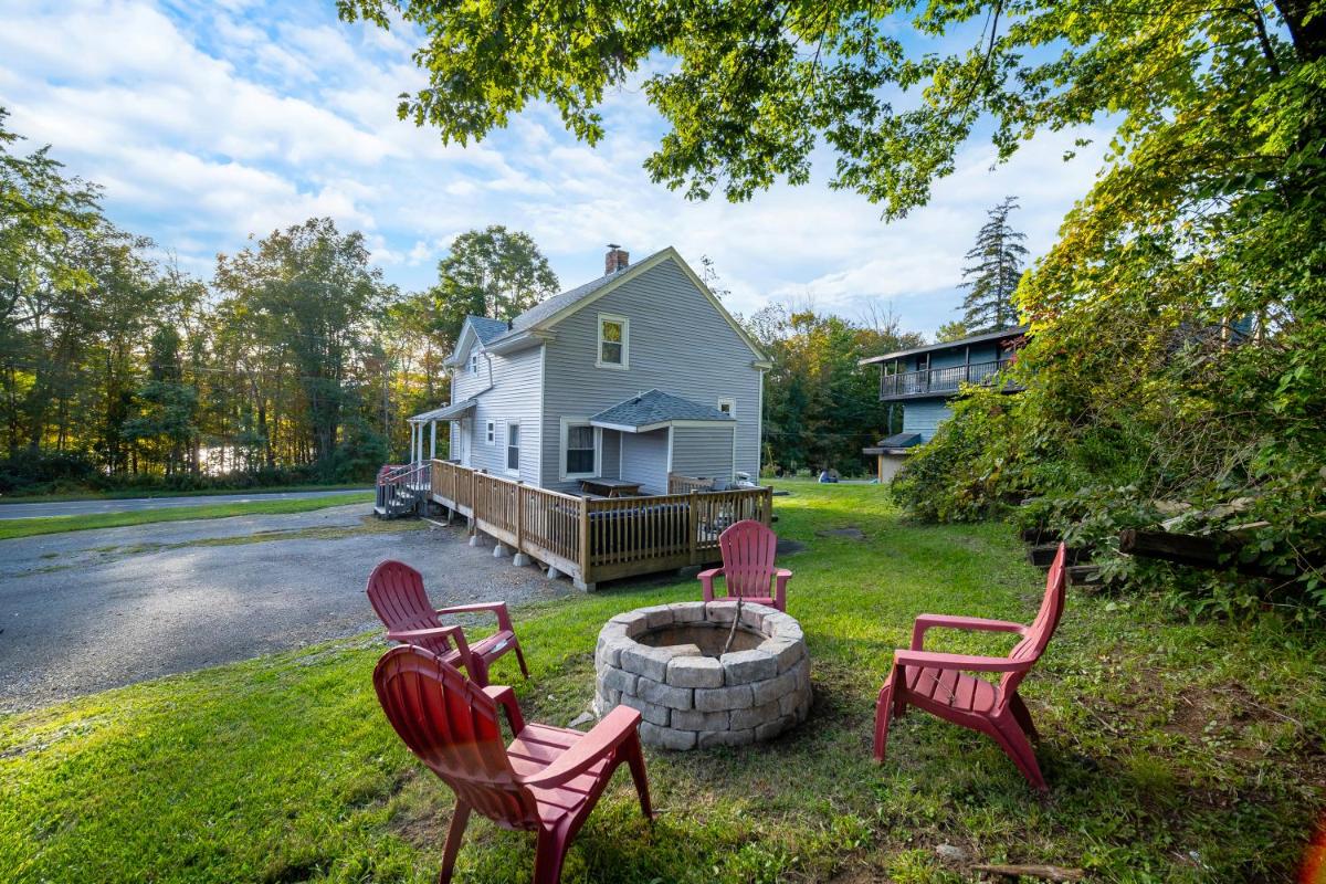 Catskill's Cozy Farmhouse Getaway - Housity