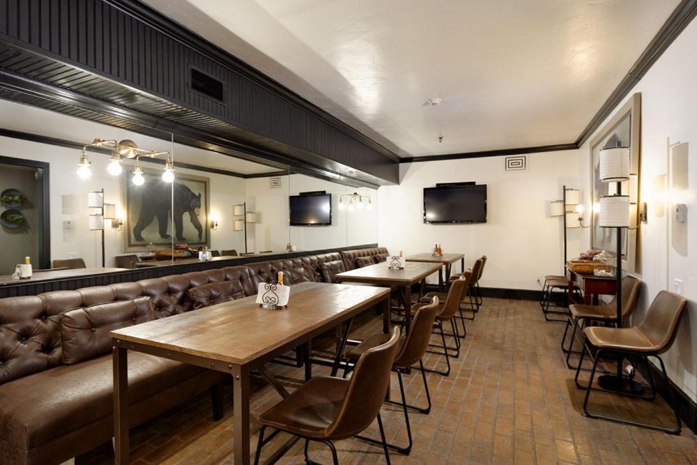 Independence Square 205, Stylish Hotel Room with AC, Great Location in Aspen - Housity