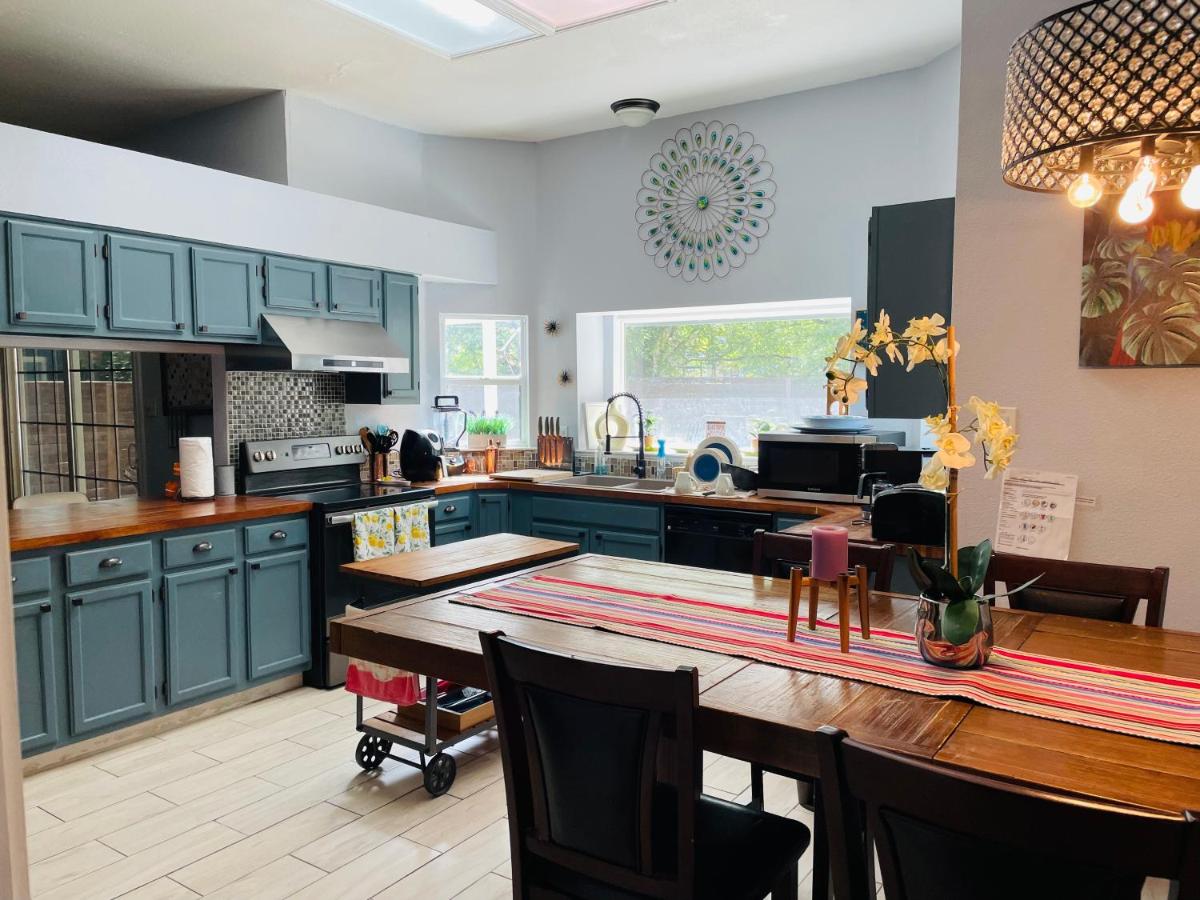 Suitetrails - San Antonio Comfort 4 Bedroom 3 Bath home 5 Mins from Sea World