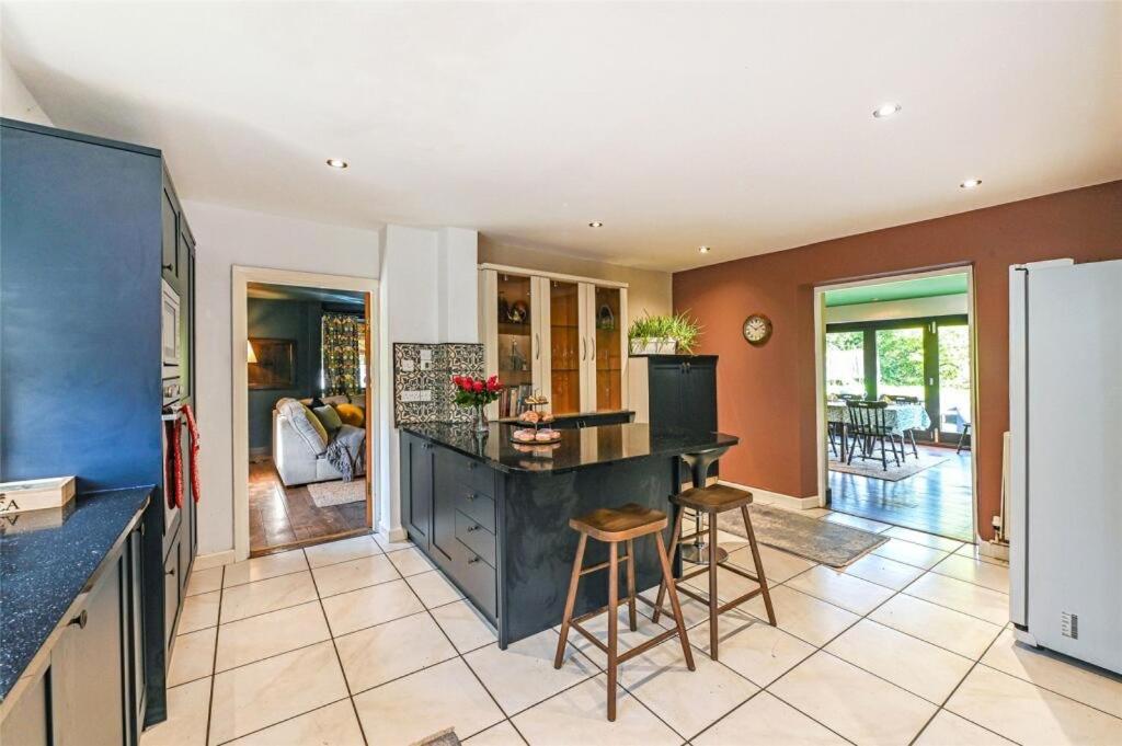 Chichester Retreat with Large Private Mature Garden - Housity