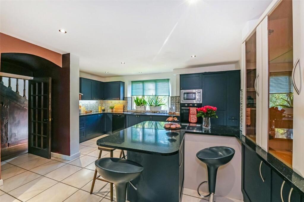 Chichester Retreat with Large Private Mature Garden - Housity