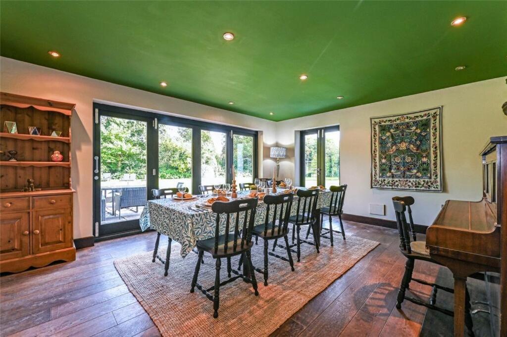 Chichester Retreat with Large Private Mature Garden - Housity