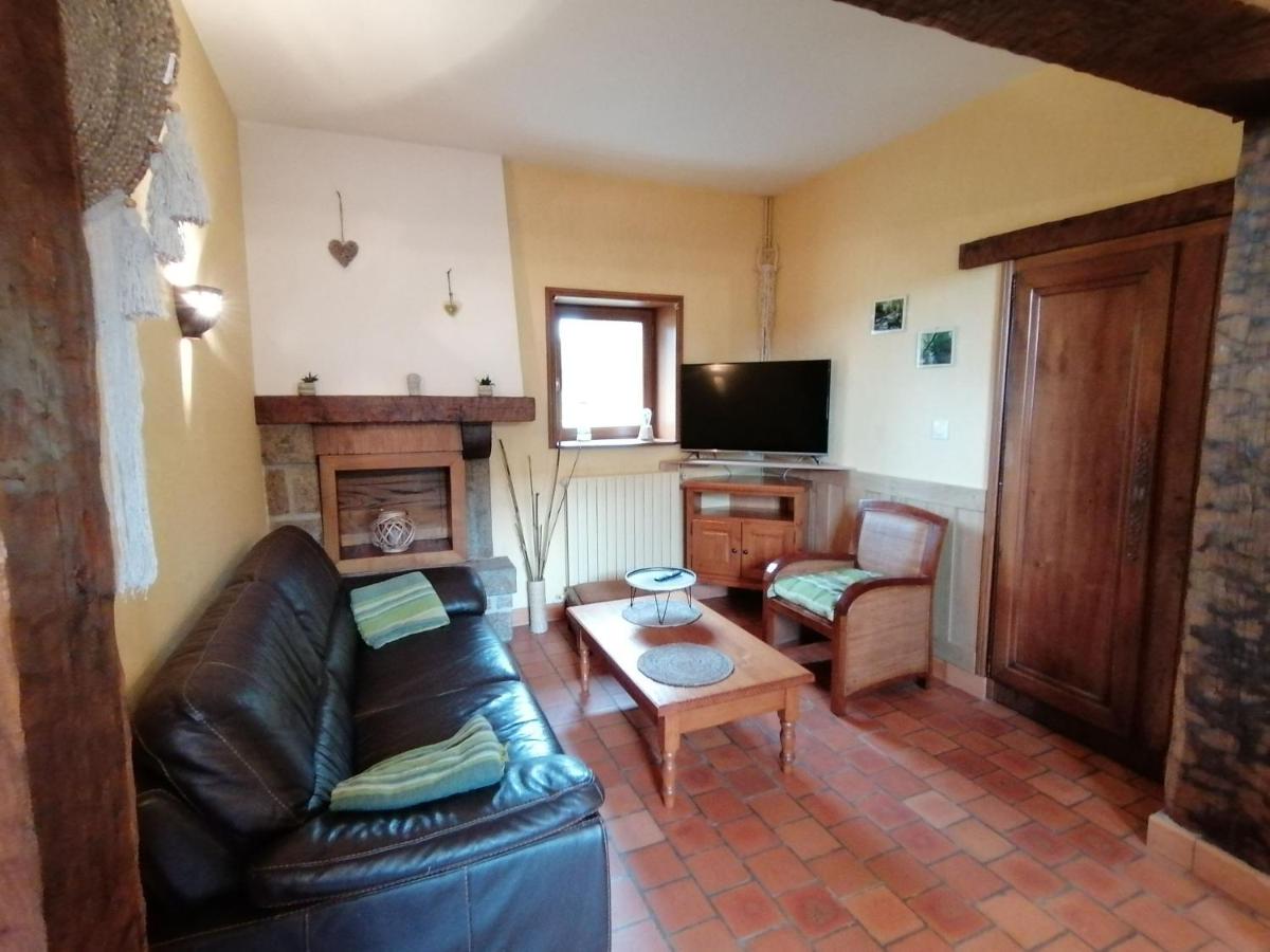 Grande Maison en Pierre avec Plan d'Eau, Jardin Clôturé, Cheminée, et Activités de Plein Air - FR-1-600-159 - Housity