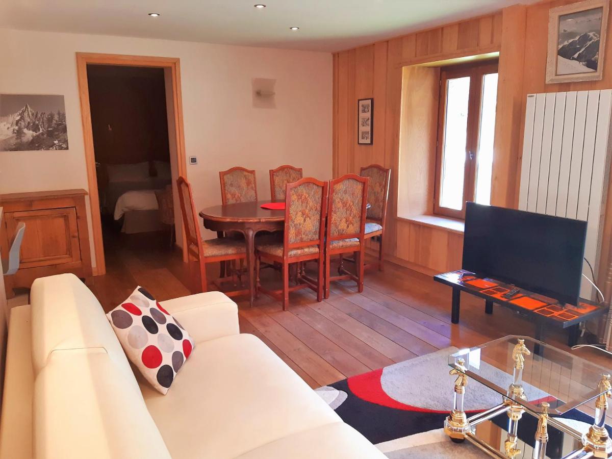 Télévision ou salle de divertissement dans l'établissement Aiguille du Midi - Hôtel & Restaurant