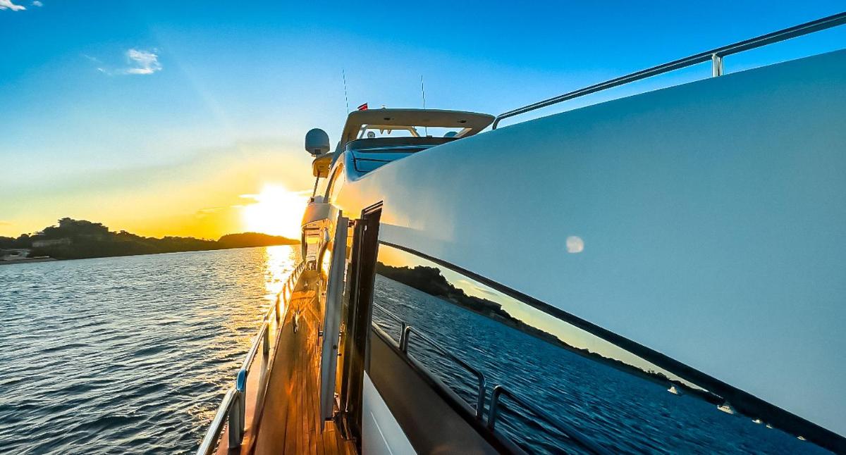 Coastal Elegance Luxury Yacht In Playa Flamingo - Housity
