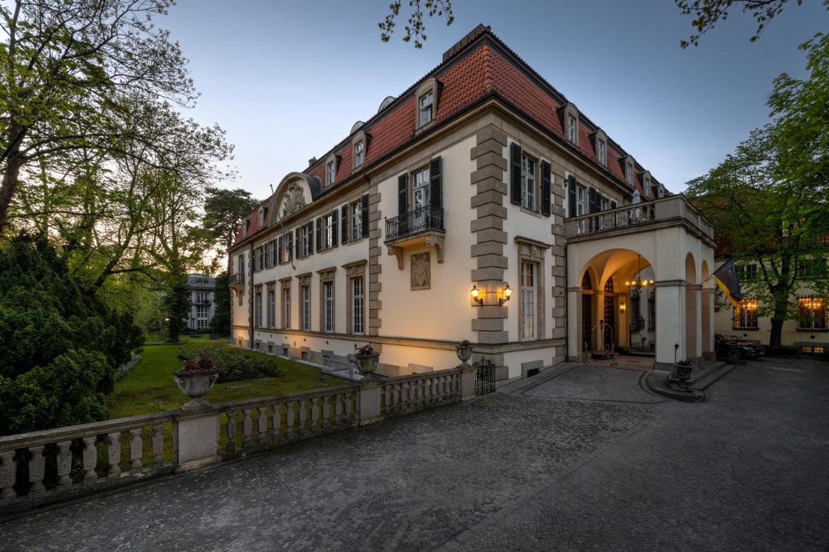 ein großes weißes Gebäude mit einem Zaun davor in der Unterkunft Schlosshotel Berlin in Berlin ein großes weißes Gebäude mit einem Zaun davor in der Unterkunft Schlosshotel Berlin in Berlin