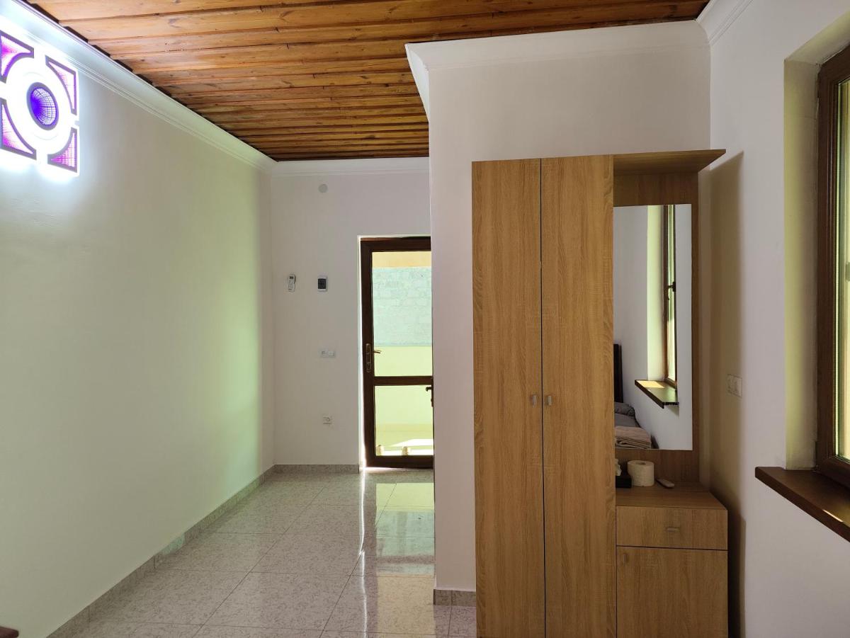Suitetrails - APEX Rest house of 5 rooms and pool