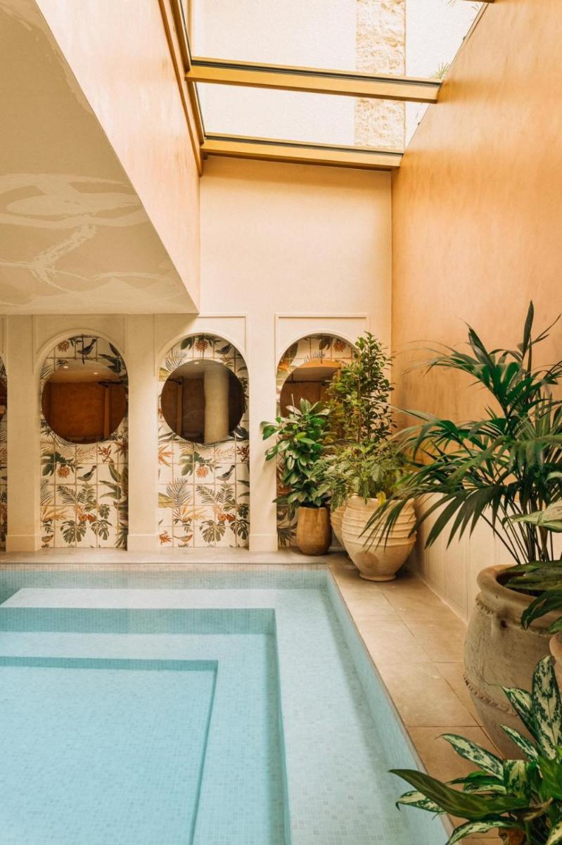 Piscine de l'établissement Bloom House Hôtel & SPA ou située à proximité