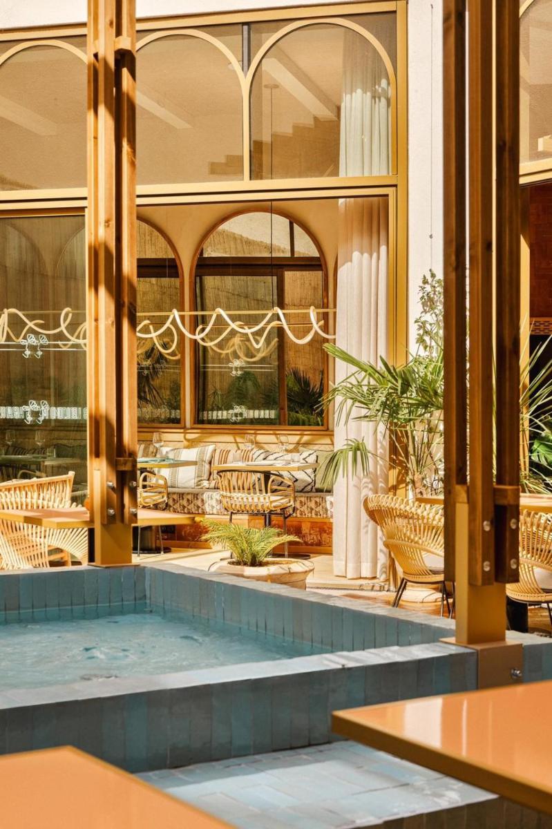Piscine de l'établissement Bloom House Hôtel & SPA ou située à proximité