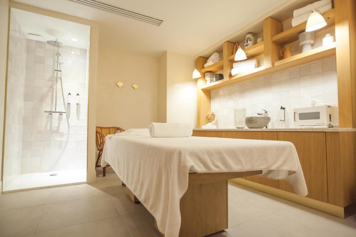 Il comprend une salle de bains pourvue d'un lit et une cuisine équipée d'un four micro-ondes. dans l'établissement Bloom House Hôtel & SPA, à Paris